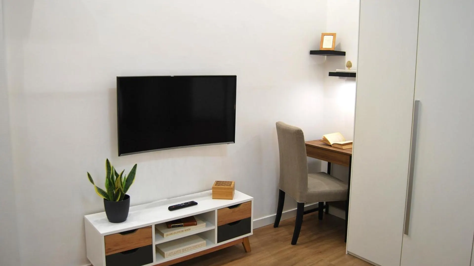 Rosato Suites 2 - Appartamento Moderno E Confortevole Con Spazio Esterno Tra Mondello E Il Centro Storico Palermo 0*,  Italy