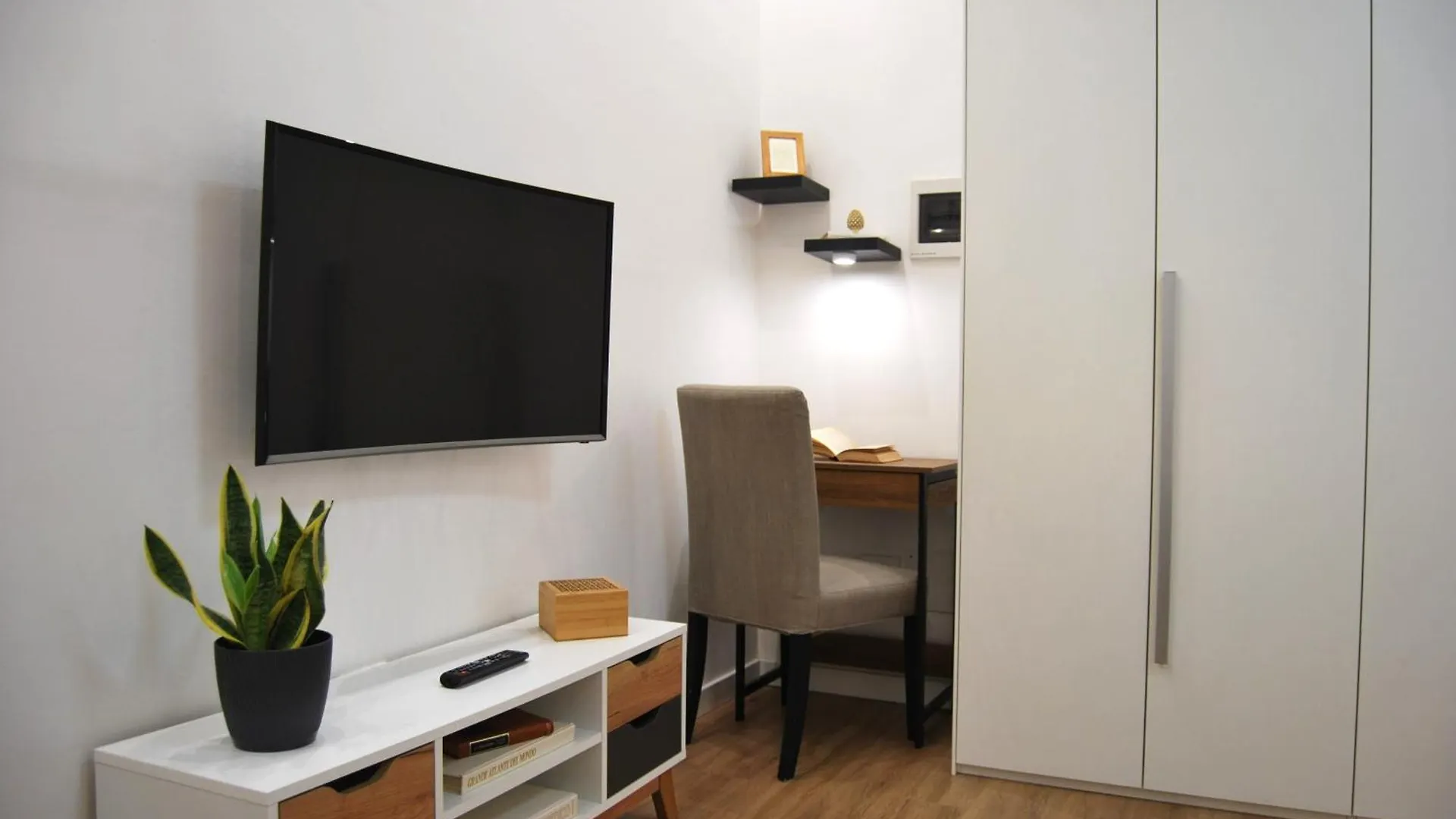 Rosato Suites 2 - Appartamento Moderno E Confortevole Con Spazio Esterno Tra Mondello E Il Centro Storico Palermo 0*,  Italy